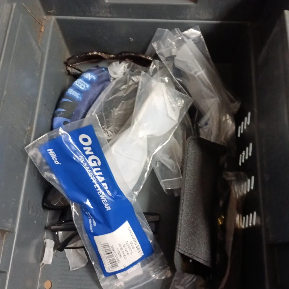 APPROXIMATELY 10 ASSORTED HOUSEHOLD ITEMS TO INCLUDE VARIOUS ASSORTMENT OF SUNGLASSES & EYEWEAR