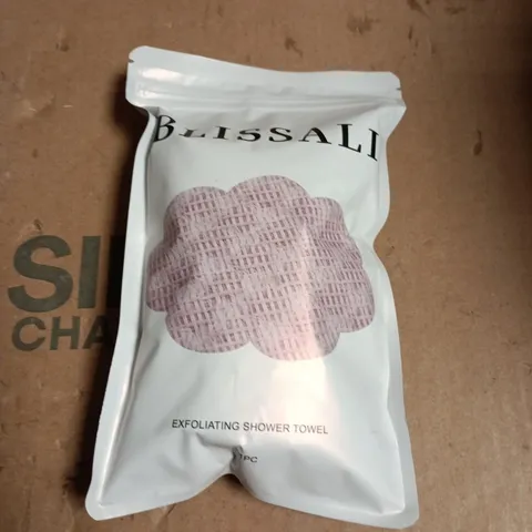 BOX OF APPROXIMATELY 8 ASSORTED COSMETIC ITEMS INCLUDING BLISSALI EXFOLIATING SHOWER TOWEL AND DARLING WIG 