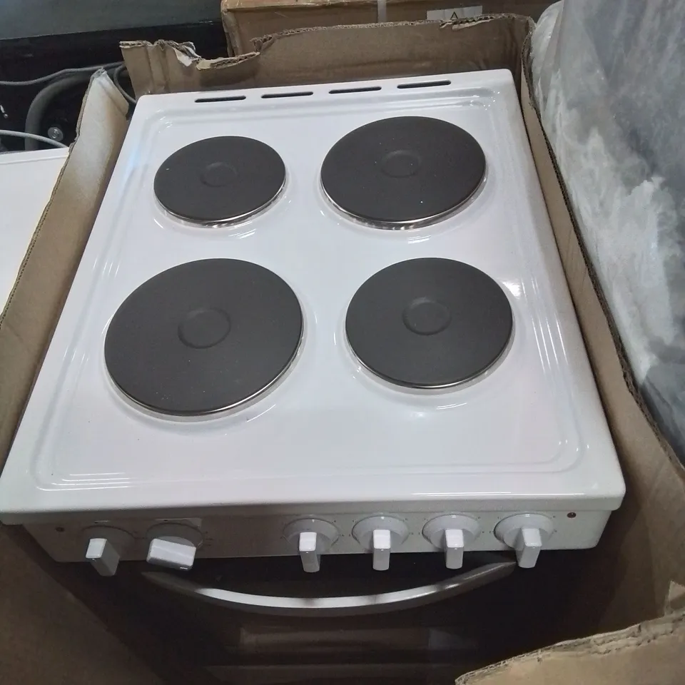 BOXED SWAN SX16710W 50CM WIDE ELECTRIC SOLID PLATE COOKER