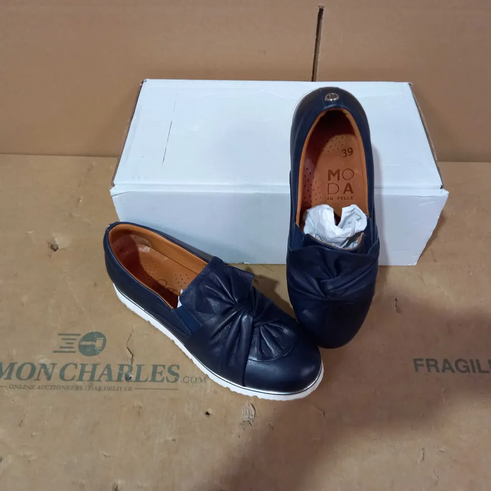 BOXED PAIR OF MODA IN PELLE NAVY SHOES- SIZE 39
