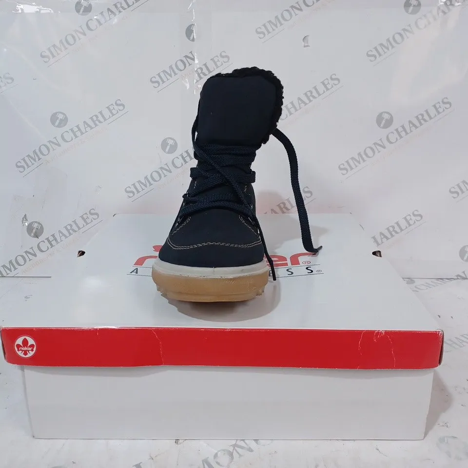 BOXED PAIR OF RIEKER WARM HIKING BOOTS IN NAVY - 6.5