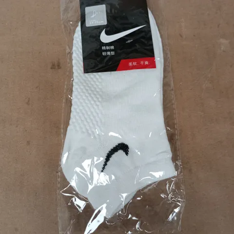 NIKE WHITE SOCKS – SIZE 24–26 CM