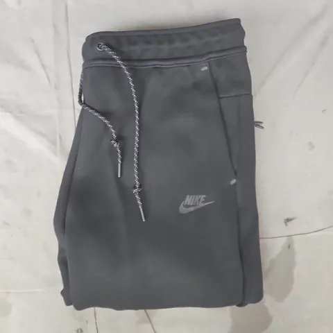 NIKE SLIM FIT REGULAR LENGTH TAPER LEG JOGGERS IN BLACK SIZE LARGE