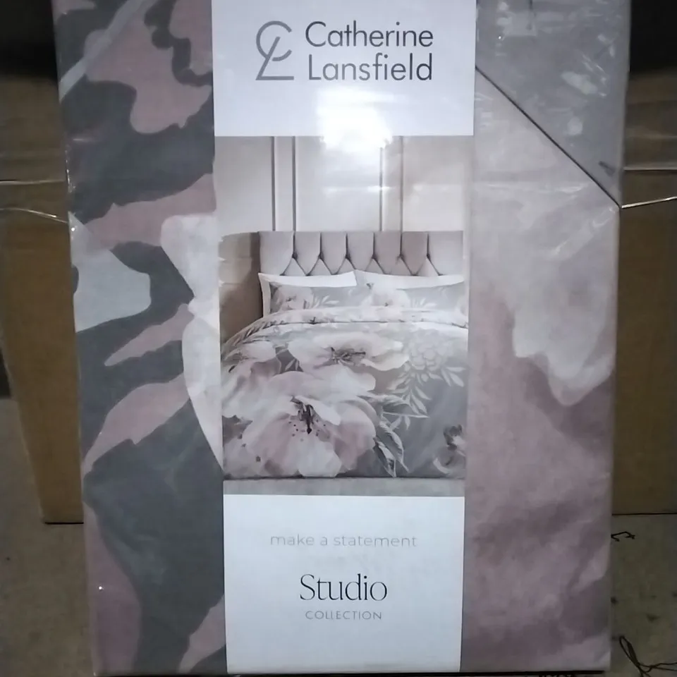 BAGGED CATHERINE LANSFIELD DRAMATIC FLORAL REVERSIBLE KINGSIZE DUVET SET WITH PILLOW CASES