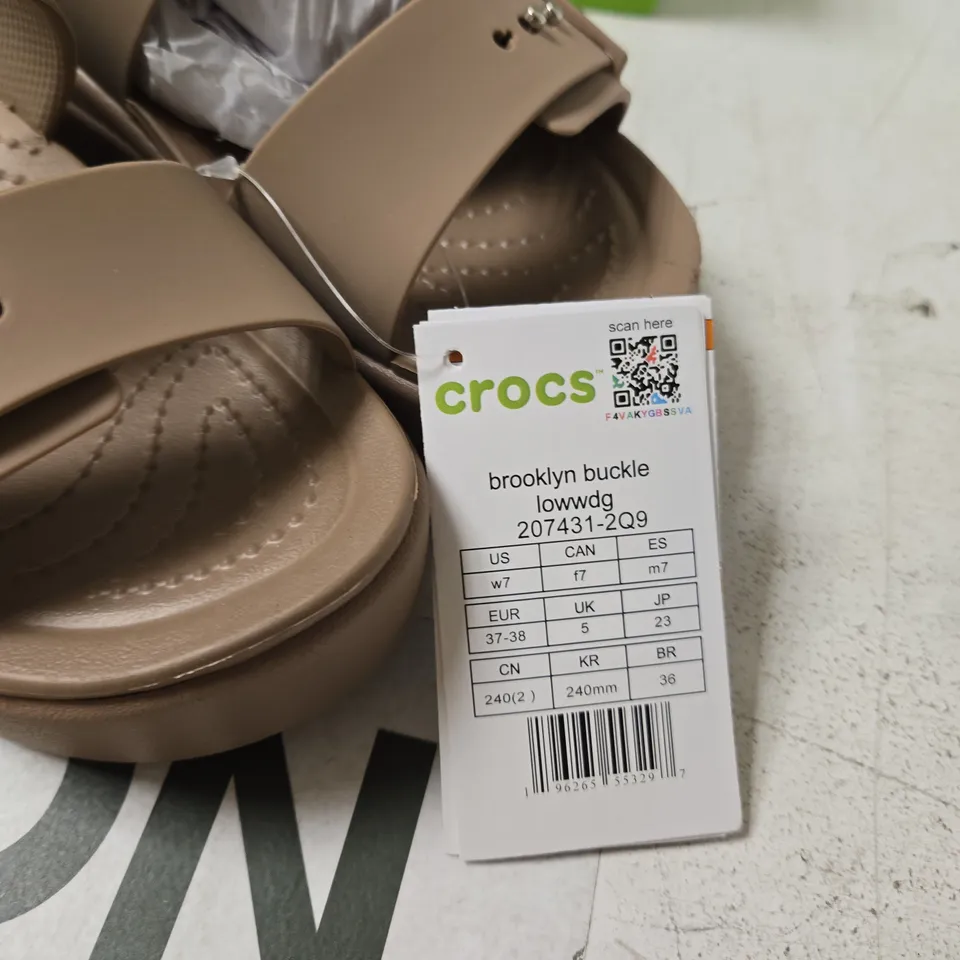CROCS BROOKLYN BUCKLE LOW-WEDGE SANDALS – LATTE, UK 5