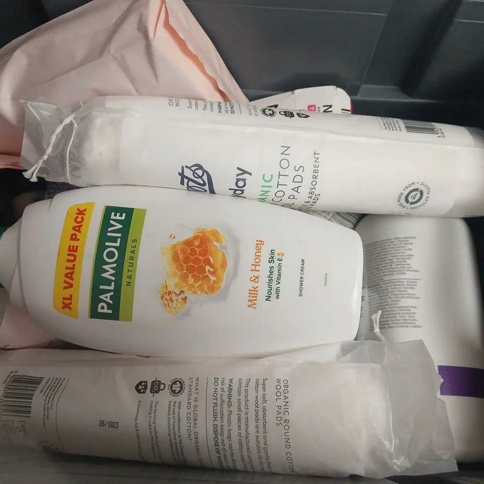APPROXIMATELY 14 ASSORTED HEALTH & BEAUTY PRODUCTS TO INCLUDE PHILIP KINGSLEY, PALMOLIVE SHOWER CREAM, COTTON WOOL PADS, ETC - COLLECTION ONLY