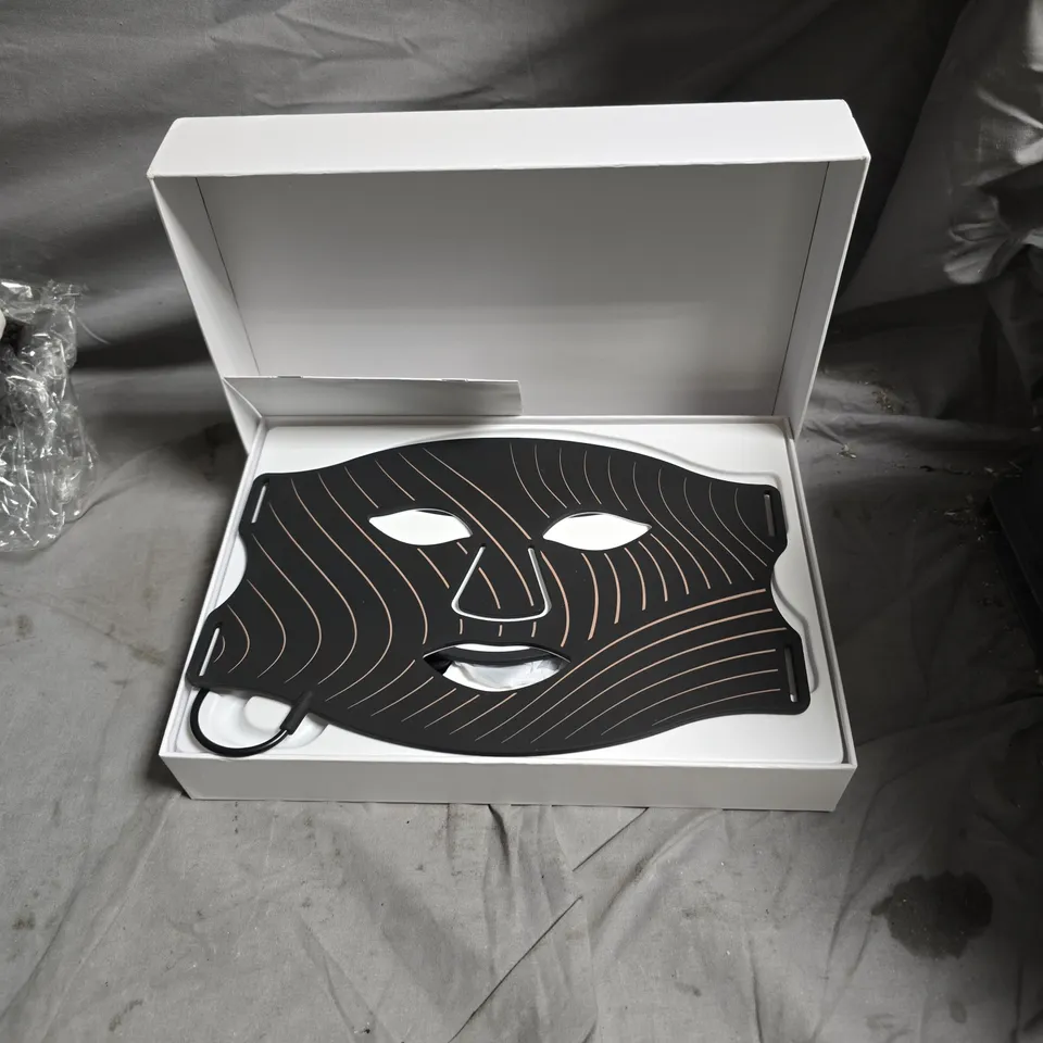 LIGHT THERAPY FACE MASK – BOXED