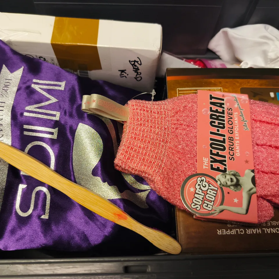 APPROXIMATELY 10 ASSORTED HEALTH & BEAUTY PRODUCTS TO INCLUDE HAIR CLIPPER, ALWAYS SENSITIVE PADS, SOAP & GLORY SCRUB GLOVES, ETC - COLLECTION ONLY