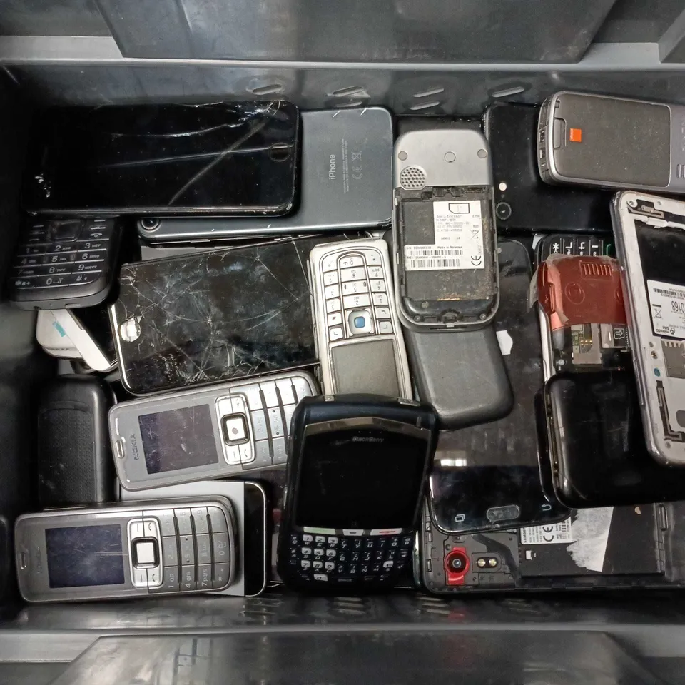 APPROXIMATELY 30 ASSORTED USED PHONES AND PHONE PARTS TO INCLUDE BLACKBERRY, NOKIA, APPLE IPHONE, ETC
