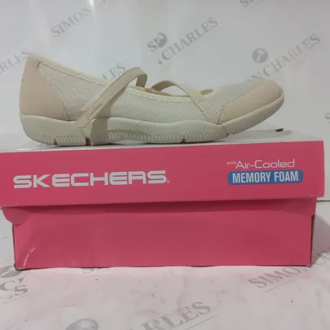 BOXED PAIR OF SKECHERS WOMEN'S SHOES IN BEIGE SIZE 6