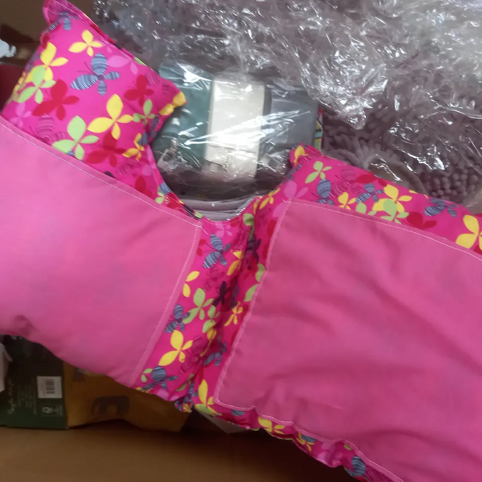 BOX OF APPROXIMATELY 10 ASSORTED HOUSEHOLD ITEMS TO INCLUDE PETTEX SILICA CAT LITTER, ARLINENS ORTHOPAEDIC PILLOWCASE, ETC