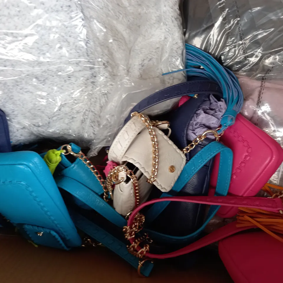 BOX OF APPROXIMATELY 15 ASSORTED CLOTHING AND ACCESSORY ITEMS IN VARIOUS COLOURS, STYLES, AND SIZES TO INCLUDE WYNNE COLLECTION, BEN DE LISIS, ETC - COLLECTION ONLY