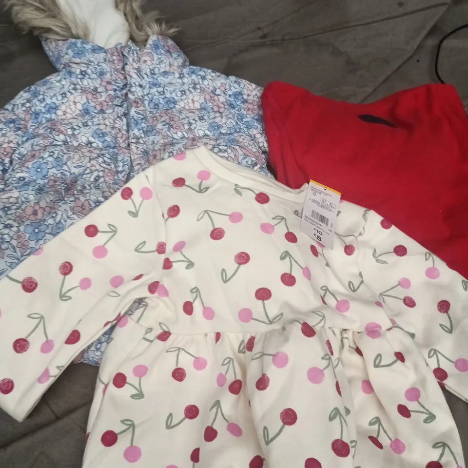 BOX OF APPROXIMATELY 25 ASSORTED KIDS CLOTHING ITEMS TO INCUDE - JACKETS, TOPS, SKIRTS ETC 