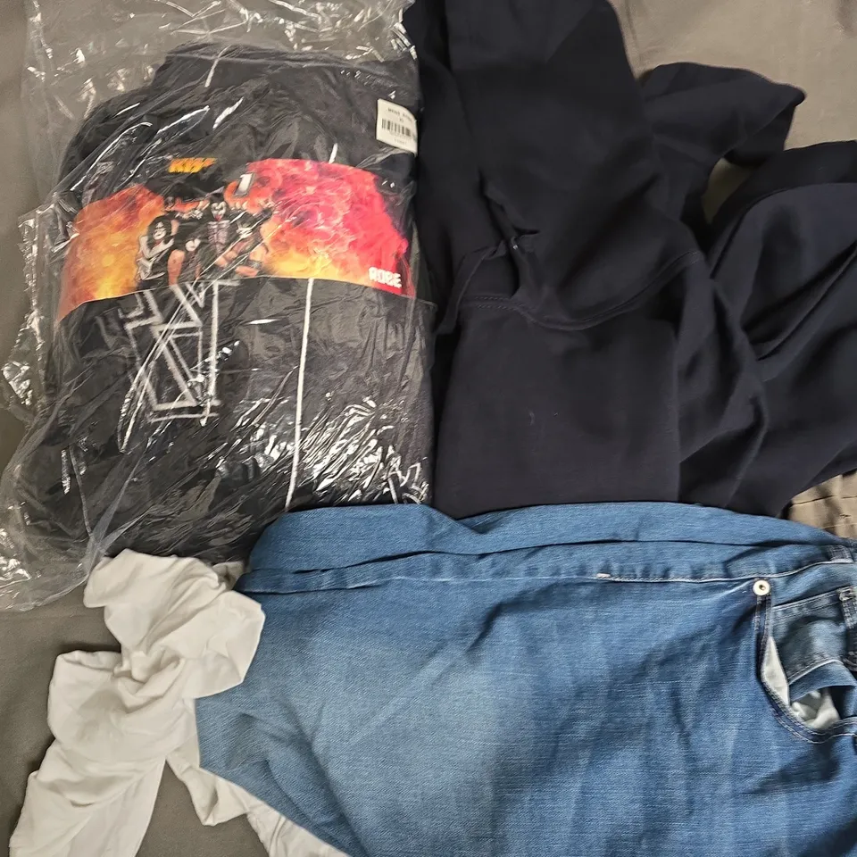 APPROXIMATELY 25 ASSORTED CLOTHING ITEMS IN VARIOUS SIZES, STYLES & COLOURS TO INCLUDE BRANDS SUCH AS FASHION, KISS, ADA, ETC - COLLECTION ONLY