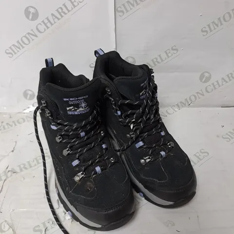 BOXED PAIR OF SKECHERS WATERPROOF BOOTS IN BLACK, UK SIZE 5