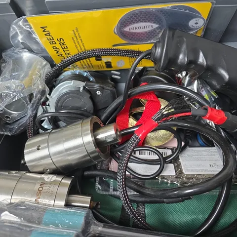 APPROXIMATELY 10 ASSORTED VEHICLE PARTS & ACCESSORIES TO INCLUDE AUTO FINESSE DETAILING BRUSHES TRIO SET, SEAT BELT, VEHICLE HORN, ETC