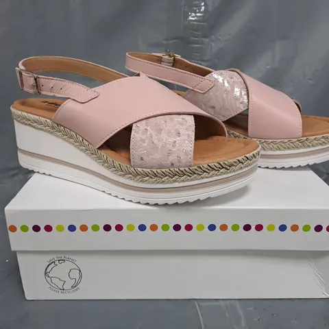 BOXED PAIR OF ADESSO COCO WEDGE SANDALS IN BLUSH SIZE 6