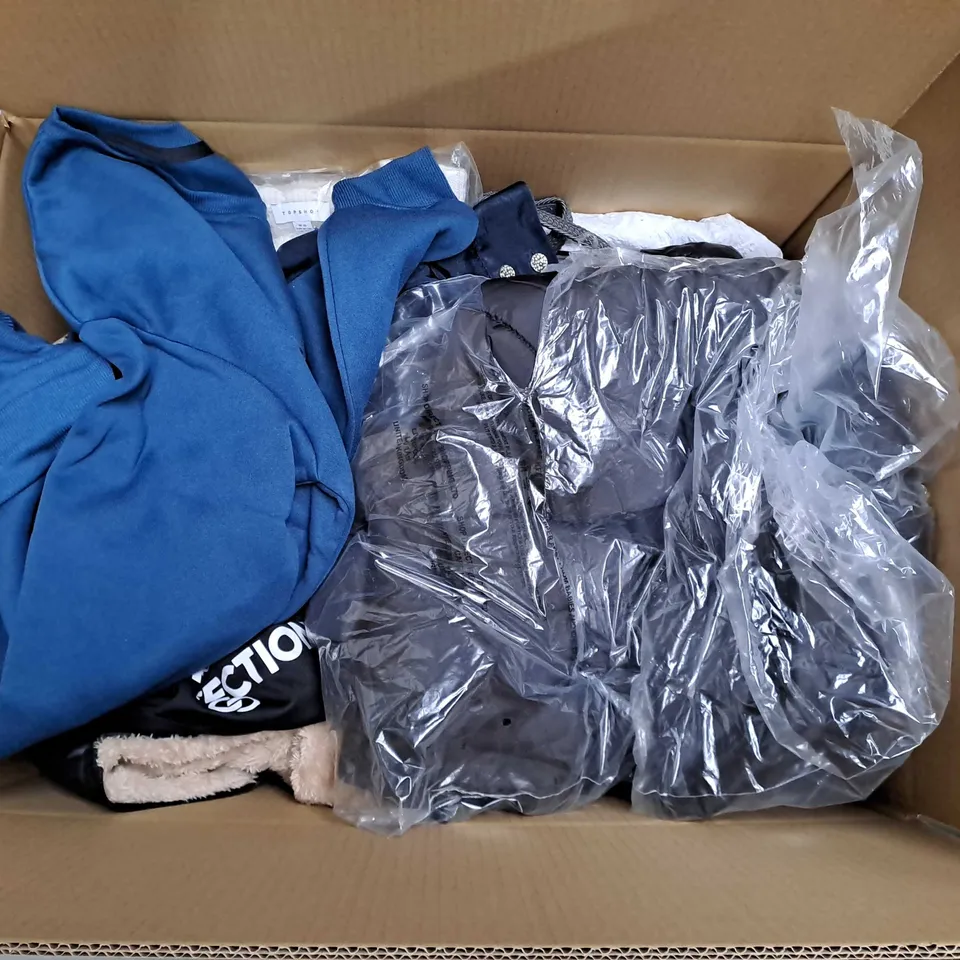 APPROXIMATELY 25 ASSORTED CLOTHING ITEMS IN VARIOUS SIZES TO INCLUDE TOPS, JUMPERS, CARDIGAN, ETC