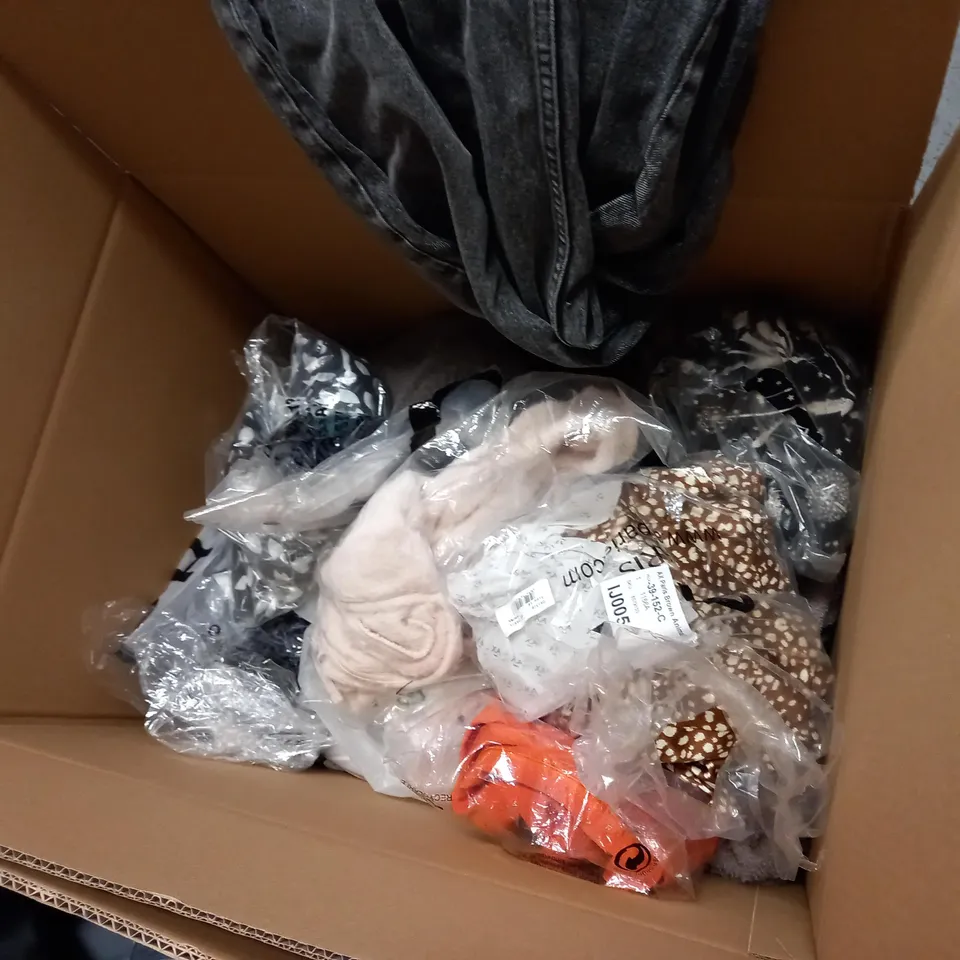 BOX OF APPROXIMATELY 25 ASSORTED CLOTHING ITEMS TO INCLUDE A SWEATSHIRT, A CHRISTMAS JUMPER, A BURGUNDY KNITTED JACKET AND A MIDI DRESS