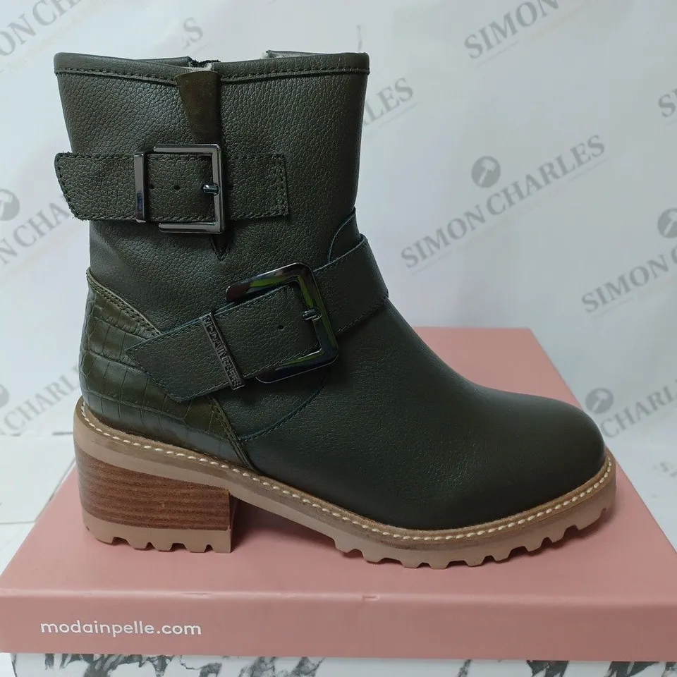 BOXED PAIR OF MODA IN PELLE CORNELIA BIKER BOOTS IN KHAKI UK SIZE 5