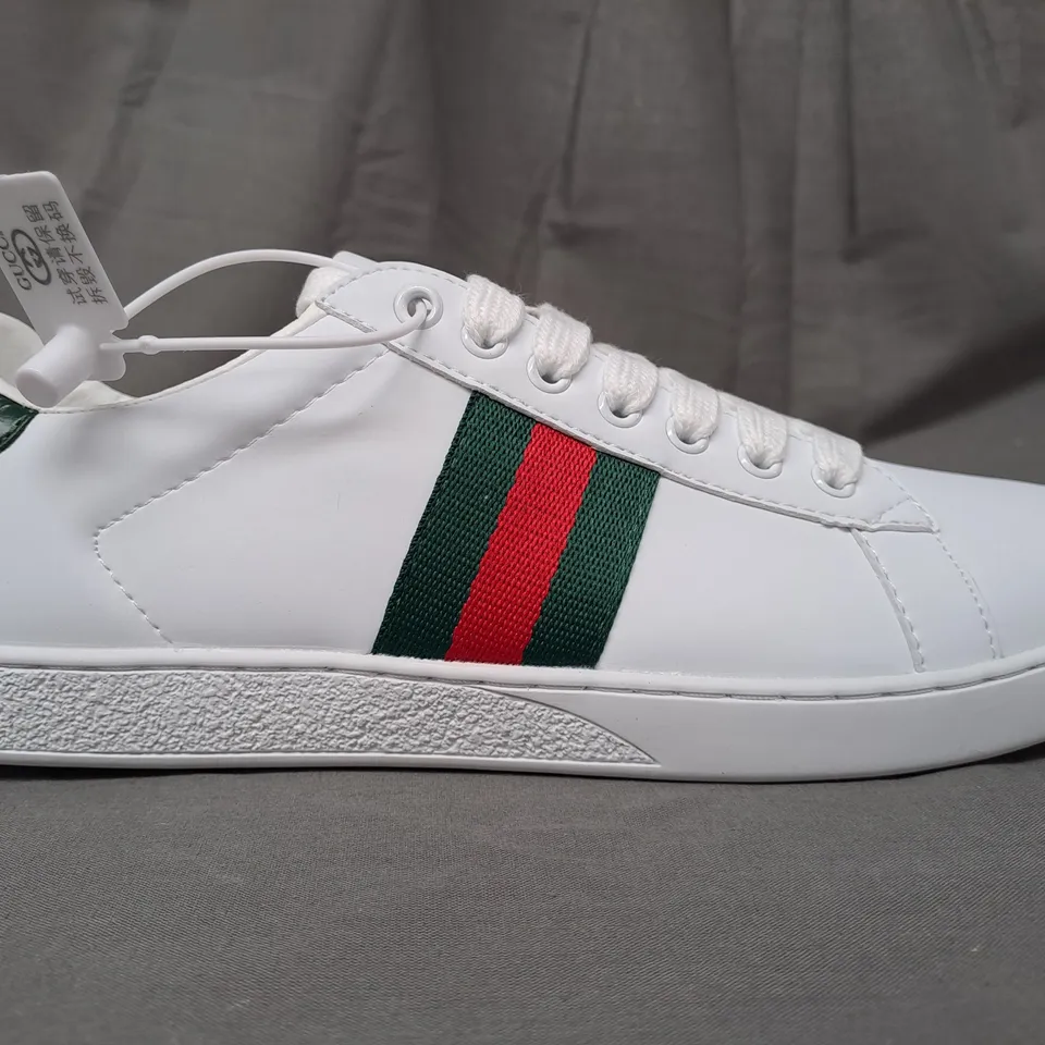 PAIR OF GUCCI SHOES IN WHITE/GREEN/RED EU SIZE 41