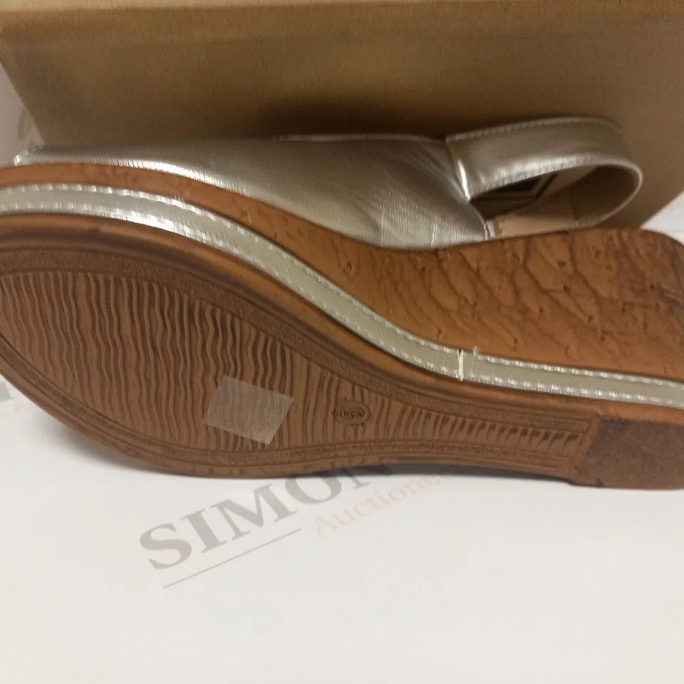 BOXED CUSHION WALK STRAPPD WEDGE SHOE - SILVER - SIZE 5