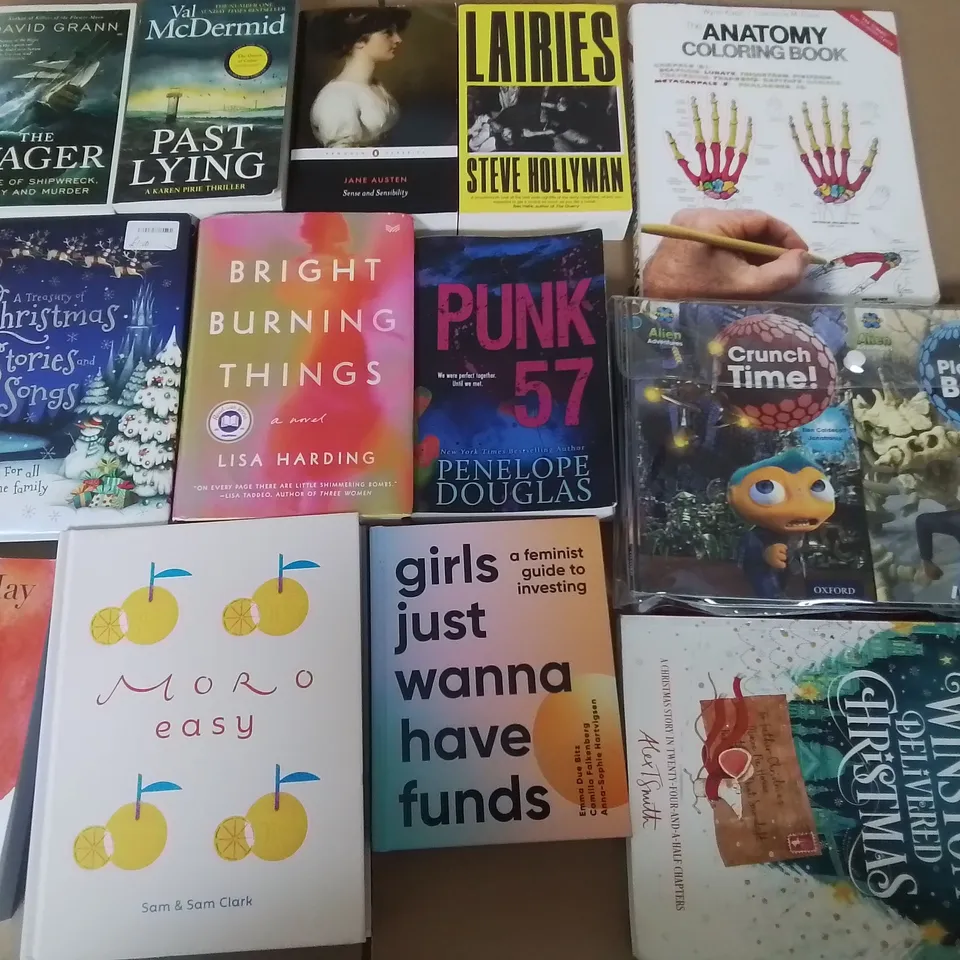 LARGE QUANTITY OF ASSORTED BOOKS TO INCLUDE THE TUTOR DECEPTION, ANATOMY COLORING BOOK AND CRIMINOLOGY BY STEPHEN JONES