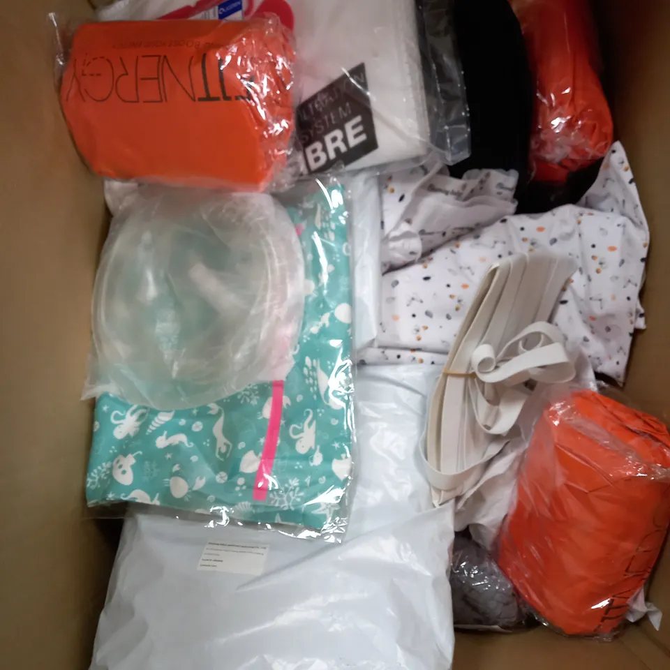 BOX OF APPROXIMATELY 10 ASSORTED ITEMS TO INCLUDE BIRD FEEDING TRAY, DOG COAT, WATER BOTTLE ETC