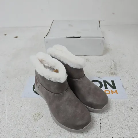 SKECHERS UK 4.5 WOMEN'S GREY SUEDE BOOTS WITH FAUX FUR TRIM