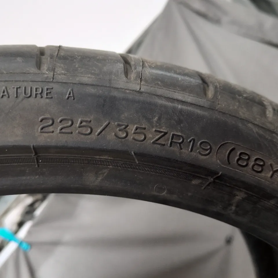 MICHELIN PILOT SUPER SPORT TIRE 225/35ZR19 (88Y)