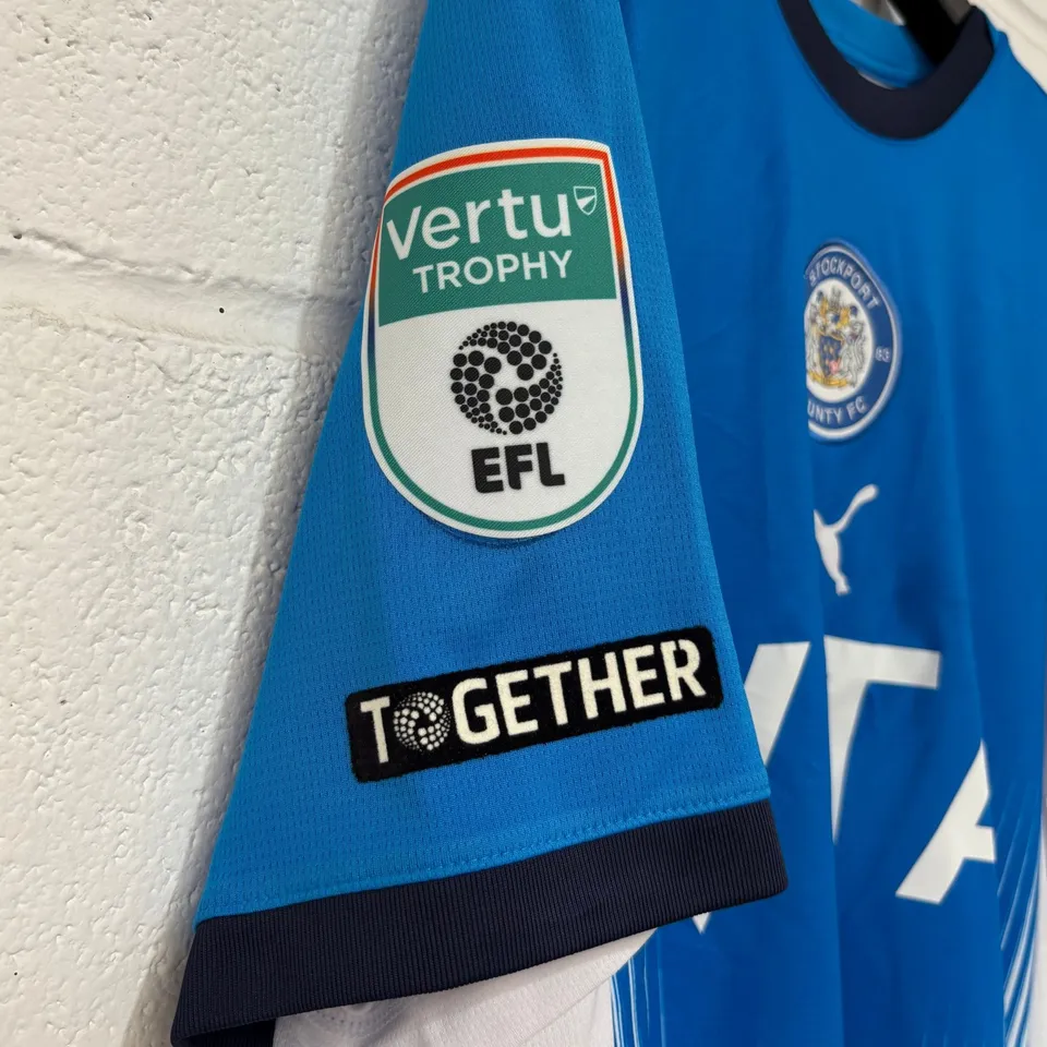 STOCKPORT COUNTY F.C VERTU TROPHY MATCH WORN HOME SHIRT IN BLUE/WHITE - EU M / CALLUM CAMPS #8