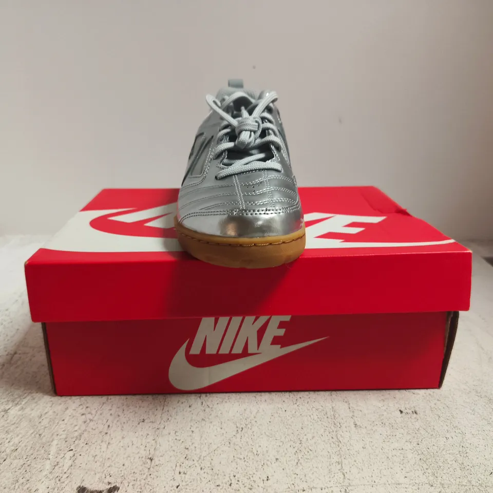 BOXED PAIR OF NIKE GATO LV8 TRAINERS IN SILVER SIZE UK 6