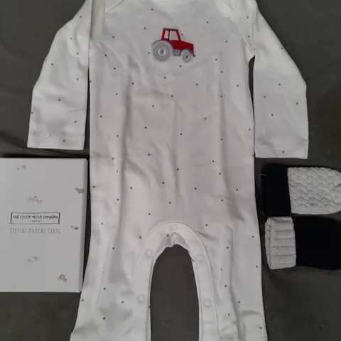 THE LITTLE WHITE COMPANY INFANT SLEEPSUIT IN WHITE W. TRACTOR DESIGN SIZE 3-6 MONTHS