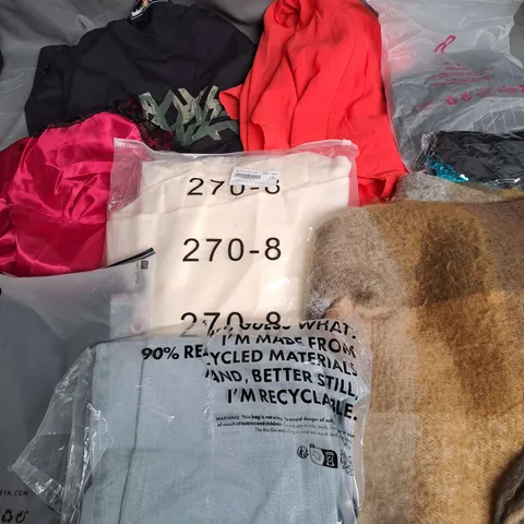 BOX OF APPROXIMATELY 25 ASSORTED CLOTHING ITEMS TO INCLUDE - SCARF, TSHIRTS, JEANS ETC