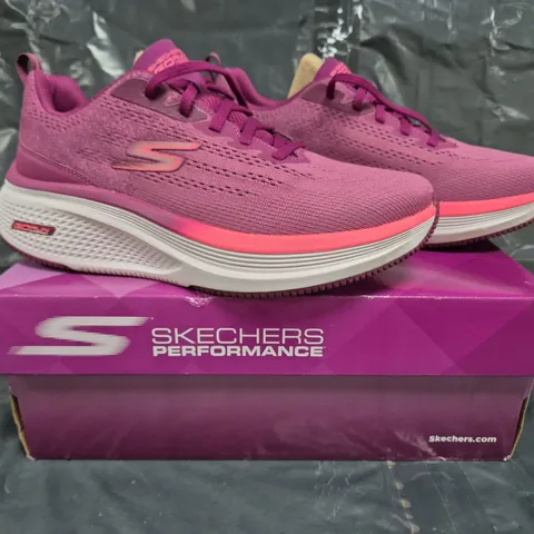 BOXED PAIR OF SKECHERS GO RUN TRAINERS IN RASPBERRY SIZE 6
