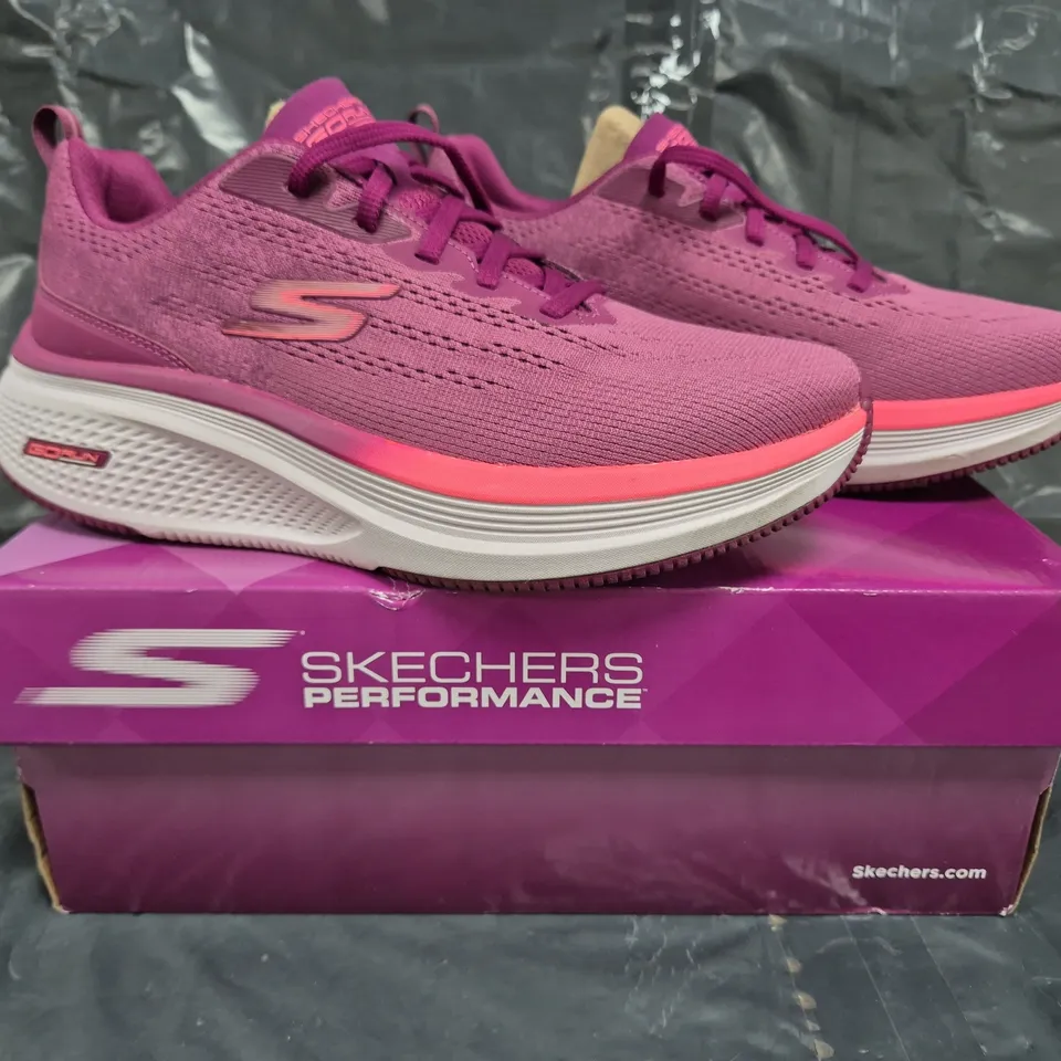 BOXED PAIR OF SKECHERS GO RUN TRAINERS IN RASPBERRY SIZE 6
