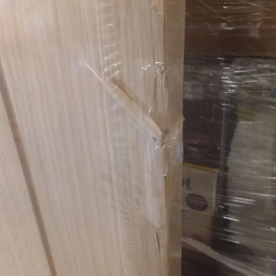 GEOM VERTICAL 3 PANEL OAK VANEER INTERNAL DOOR 1981x762mm