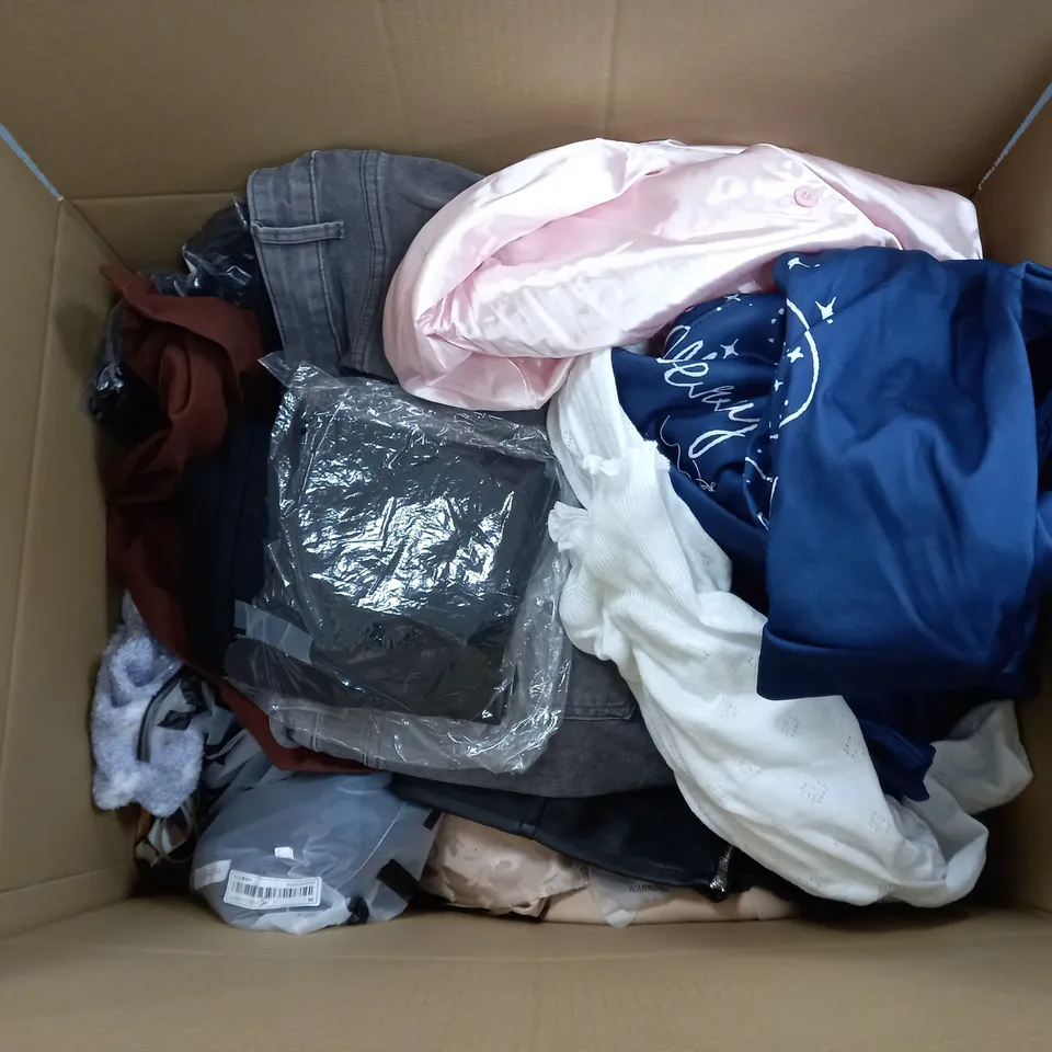 LARGE QAUNTIITY OF ASSORTED CLOTHING ITEMS TO INCLUDE DRESSES, JEANS, SHIRTS, ETC