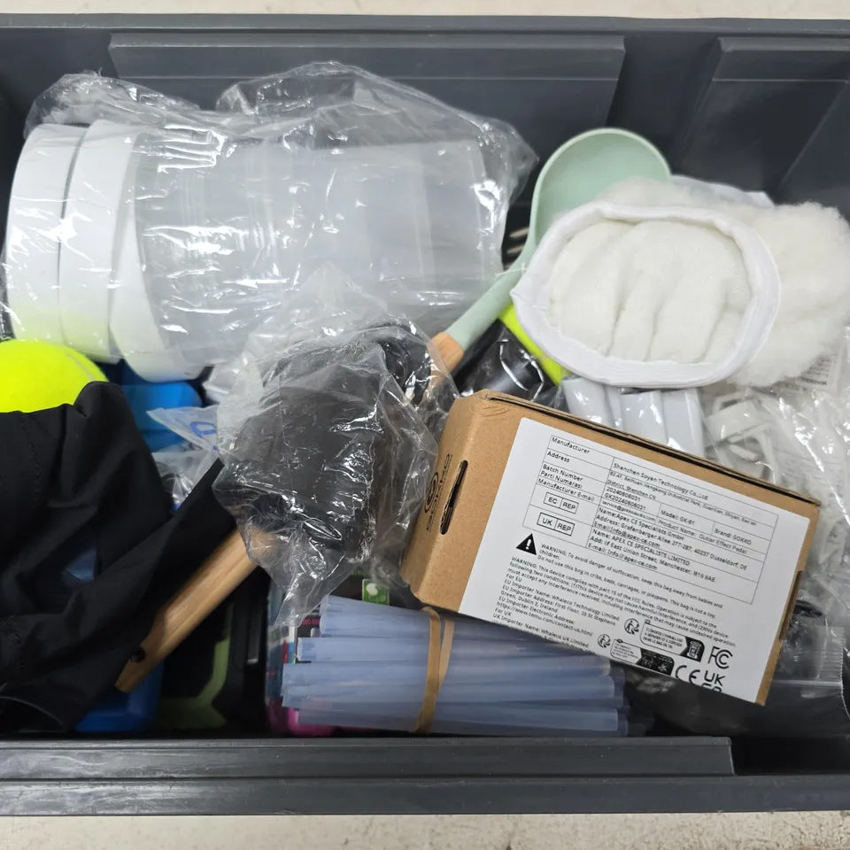 APPROXIMATELY 12 ASSORTED HOUSEHOLD ITEMS TO INCLUDE WAIST FAN, ICEBLOCKZ, GLUE GUN STICKS, ETC
