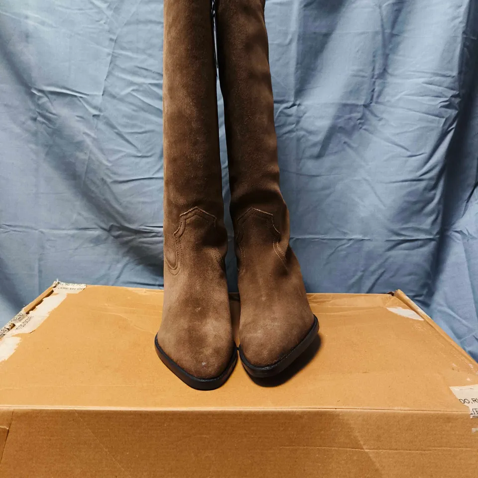 BOXED PAIR OF MANGO KNEE-HIGH SUEDE BOOTS – SIZE 40