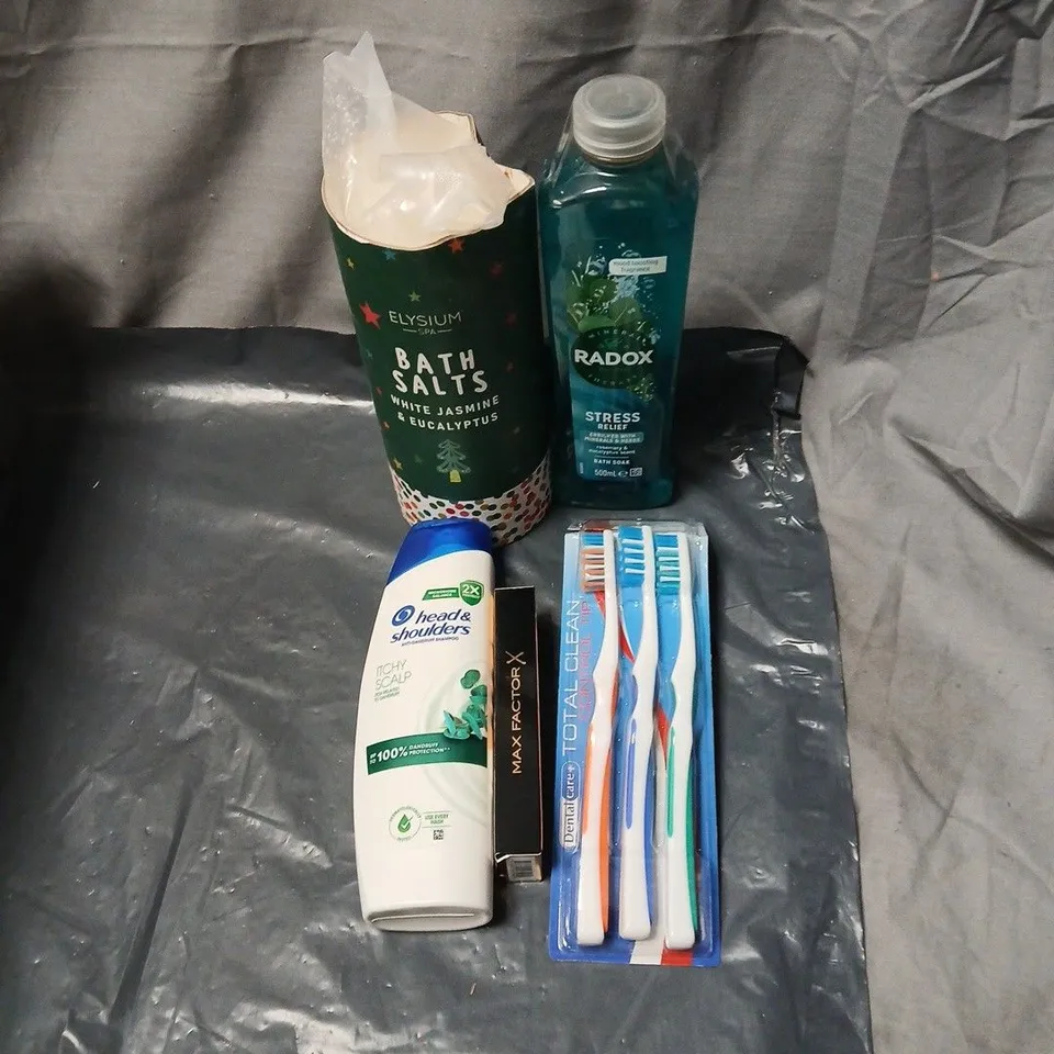 APPROXIMATELY 20 ASSORTED COSMETICS INCLUDING RADOX BATH SOAK, BATH SALTS, HEAD AND SHOULDERS SHAMPOO, MAX FACTOR DIVINE LASHES