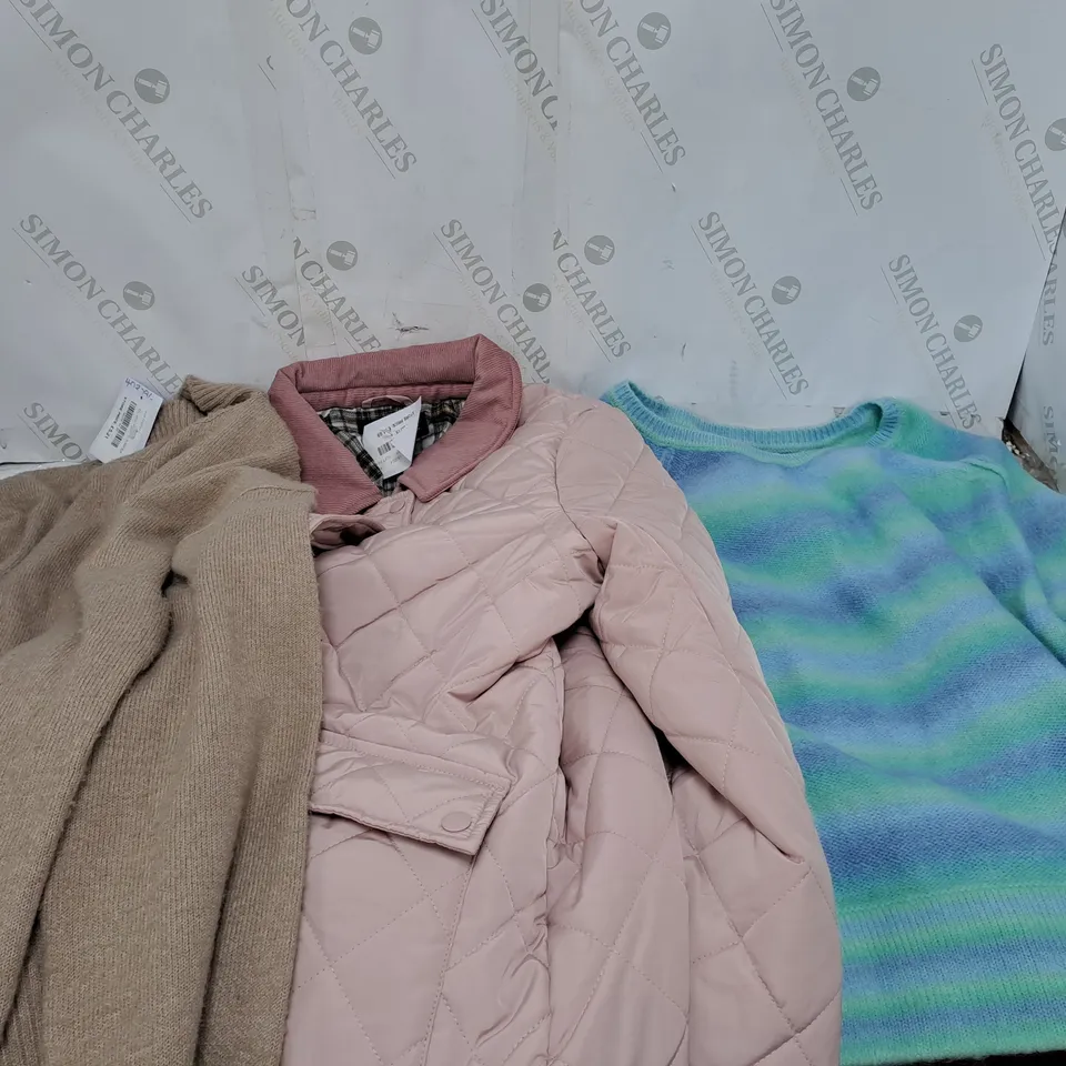 LARGE BOX OF ASSORTED CLOTHING ITEMS TO INCLUE COATS, SWEATERS AND FLEECES, ETC