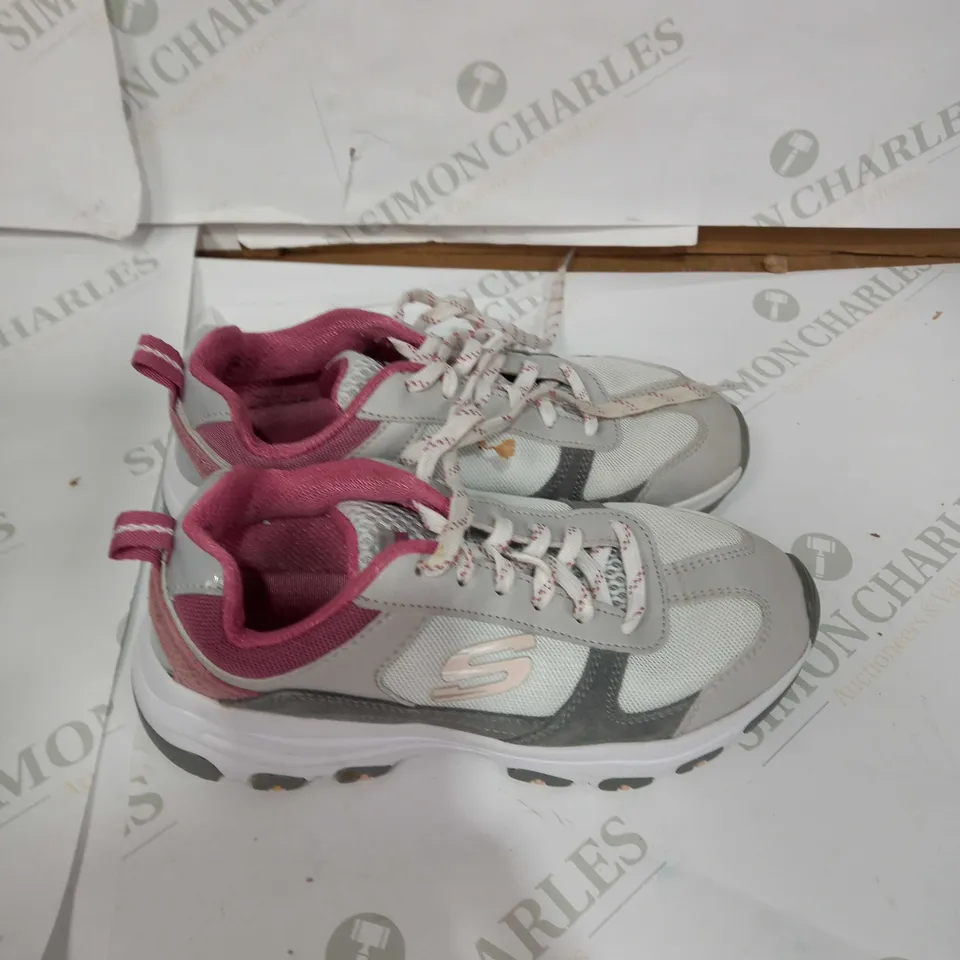 SKECHERS LITE-WEIGHT TRAINER - SIZE 3