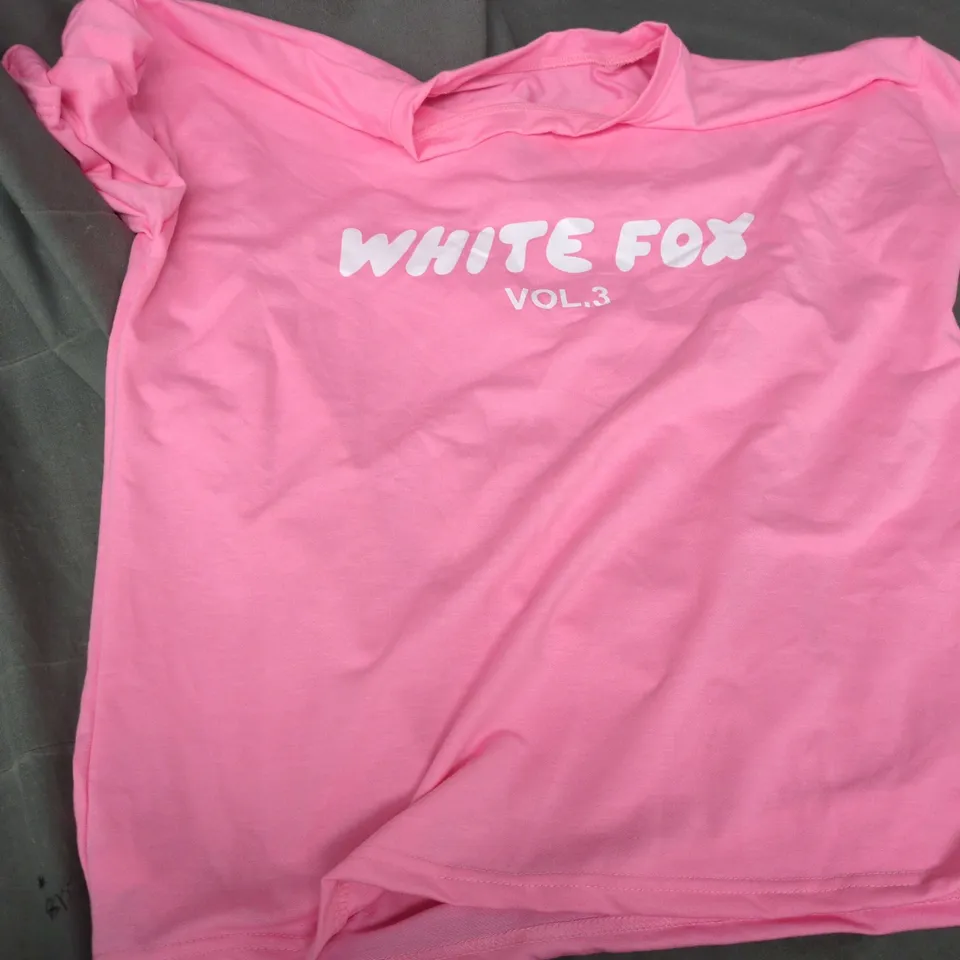 ASSORTED WOMEN'S CLOTHING LOT IN A BOX: FLORAL MAXI DRESS, WHITE FOX PINK TEE, M&S BLUE TOP, APPROXIMATLEY 25 PIECES 