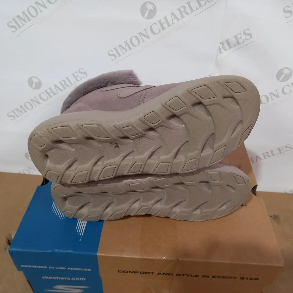 BOXED PAIR OF SKECHERS - SIZE 4.5