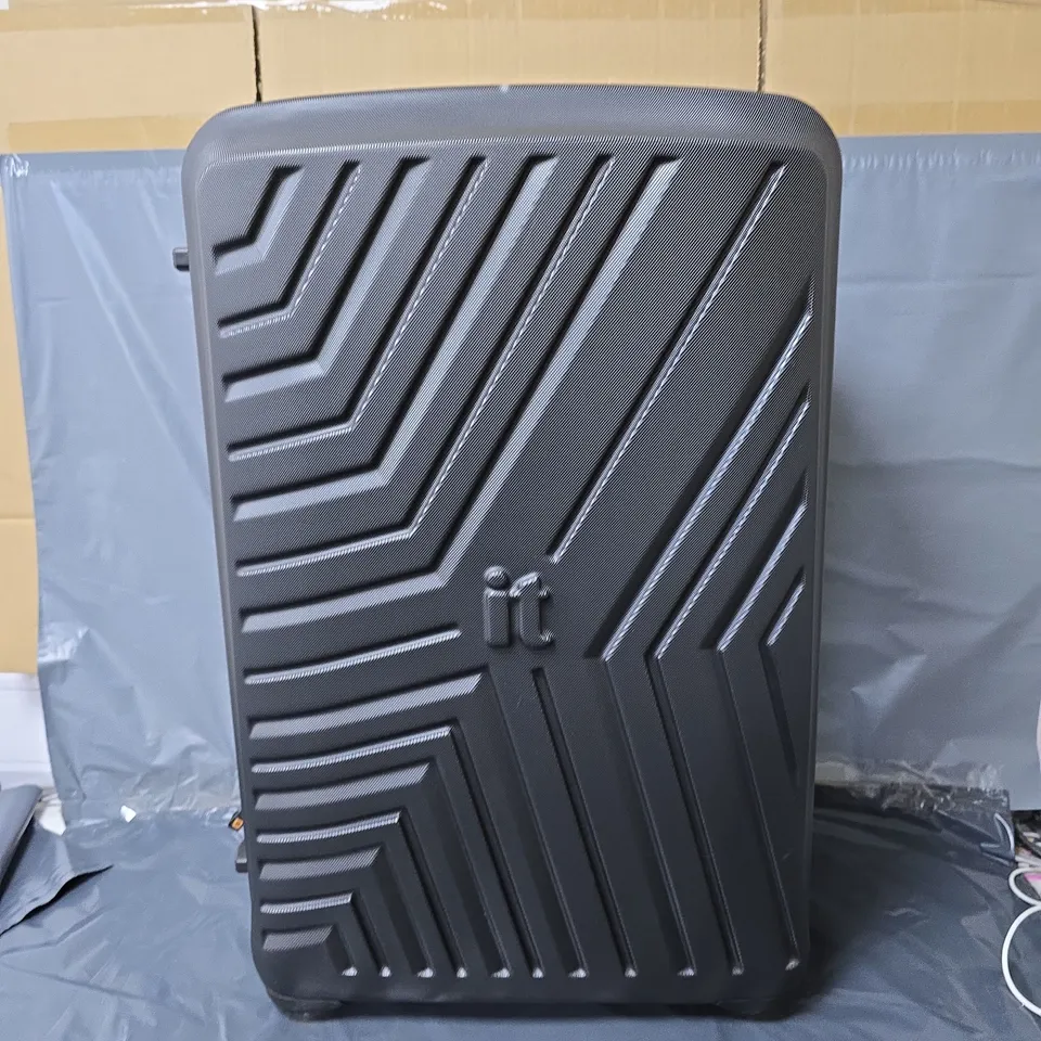 IT LUGGAGE CONVERTIBLE BLACK MEDIUM SUITCASE WITH REMOVEABLE WHEELS