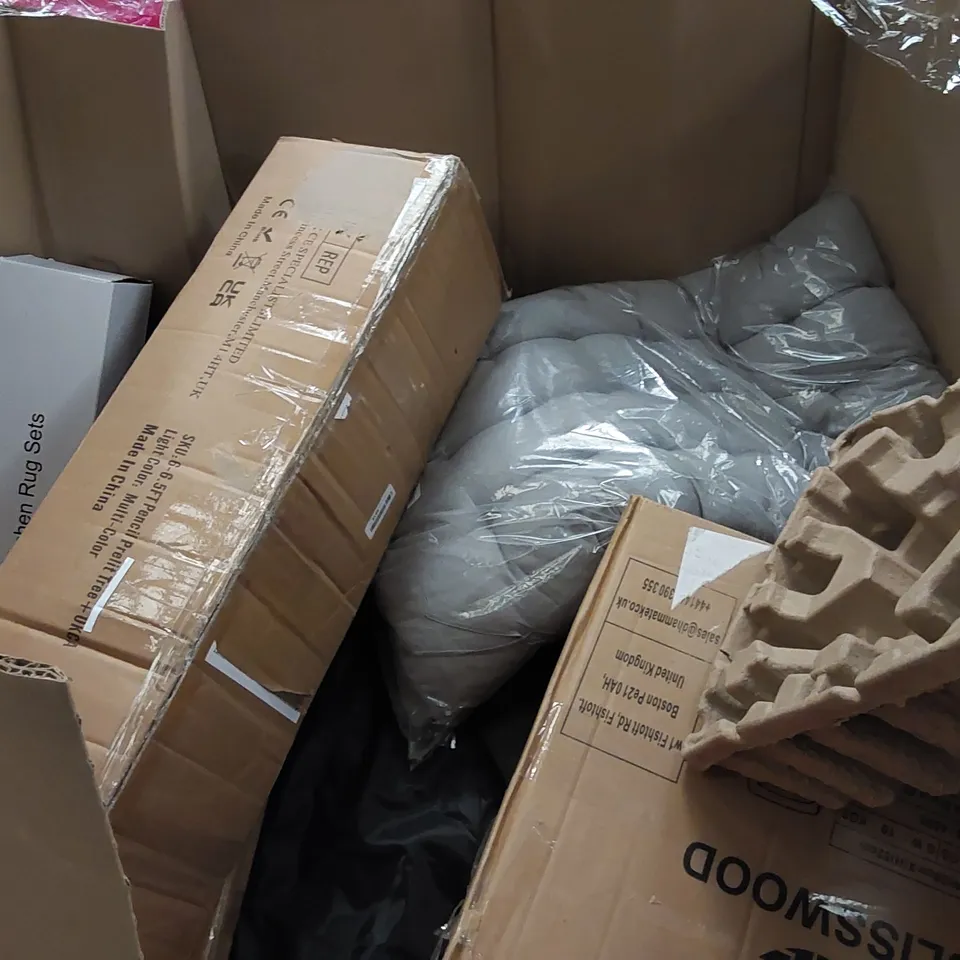 PALLET OF ASSORTED ITEMS INCLUDING: MIRROR, ARTIFICIAL PLANTS, MAT, METAL BUCKET