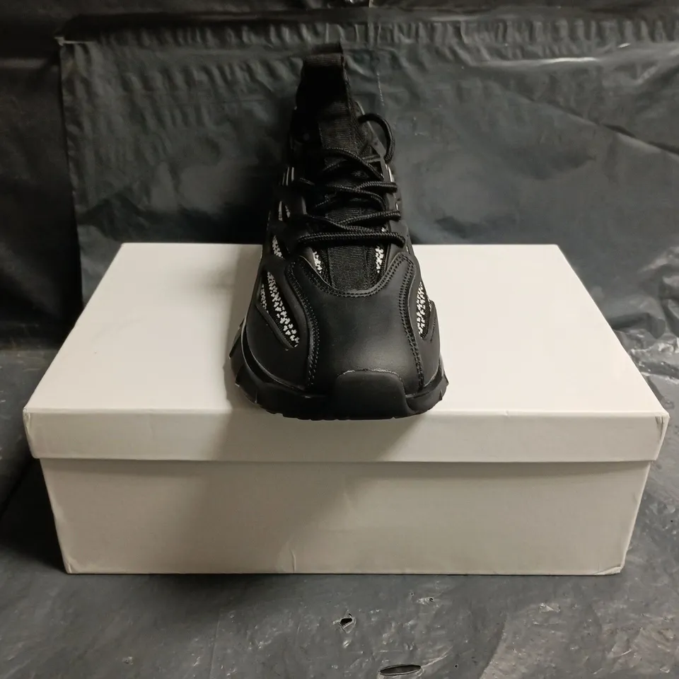 BOXED PAIR OF CONZURI VEXOR TRAINERS IN BLACK/WHITE SIZE 9.5