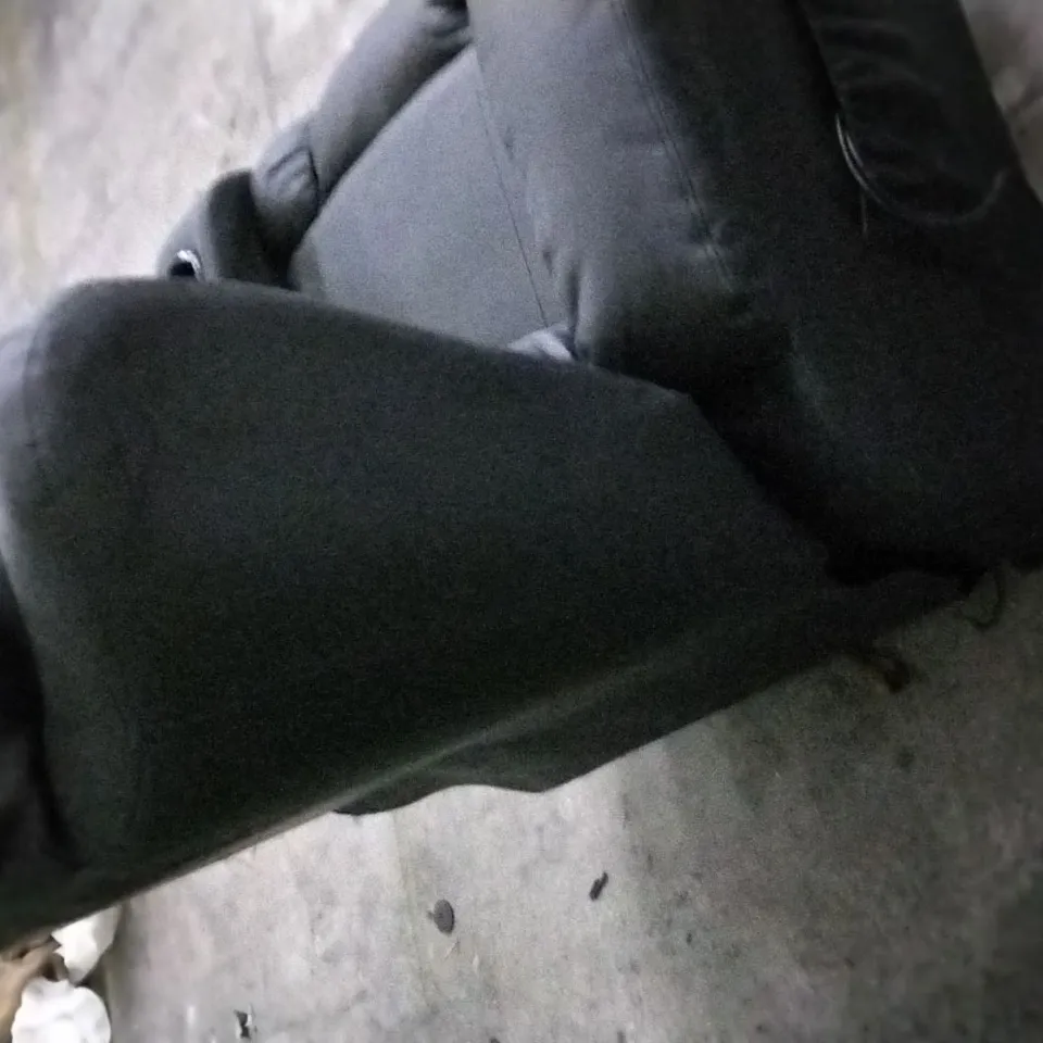 QUALITY DESIGNER BLACK LEATHER POWER RECLINER ARMCHAIR WITH CUPHOLDERS