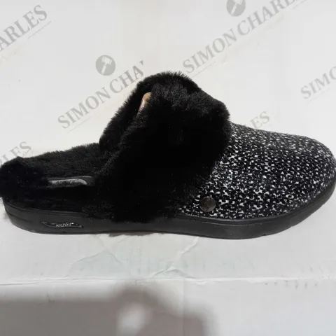 BOXED PAIR OF SKECHERS ARCH SLIPPERS IN BLACK SIZE 7
